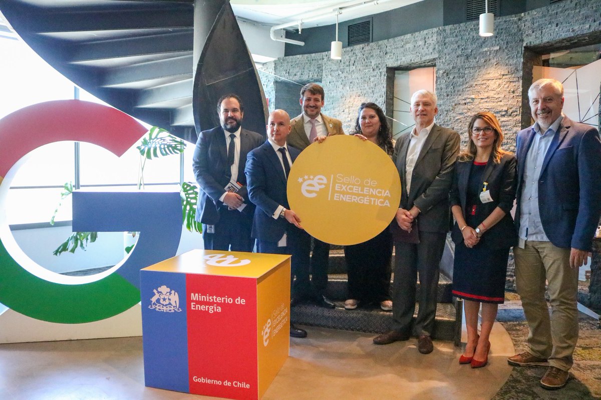 DiegoPardow's tweet photo. Hoy visitamos las oficinas de @GoogleChile para presentar el #SelloExcelenciaEnergética 2023 que reconoce a las empresas e instituciones que son un ejemplo en sostenibilidad y manejo energético.⚡

Para conocer más de este reconocimiento visita https://t.co/aKY81MLQa3 https://t.co/23vnExU0Zn