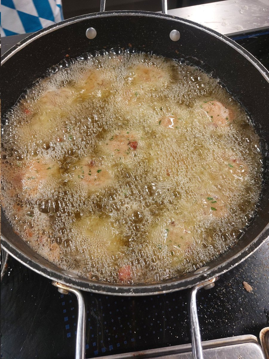 Stanno friggono le nostre polpette #Baviera #bavieraitaliana <a href="/Cucina_Italiana/">La Cucina Italiana</a>