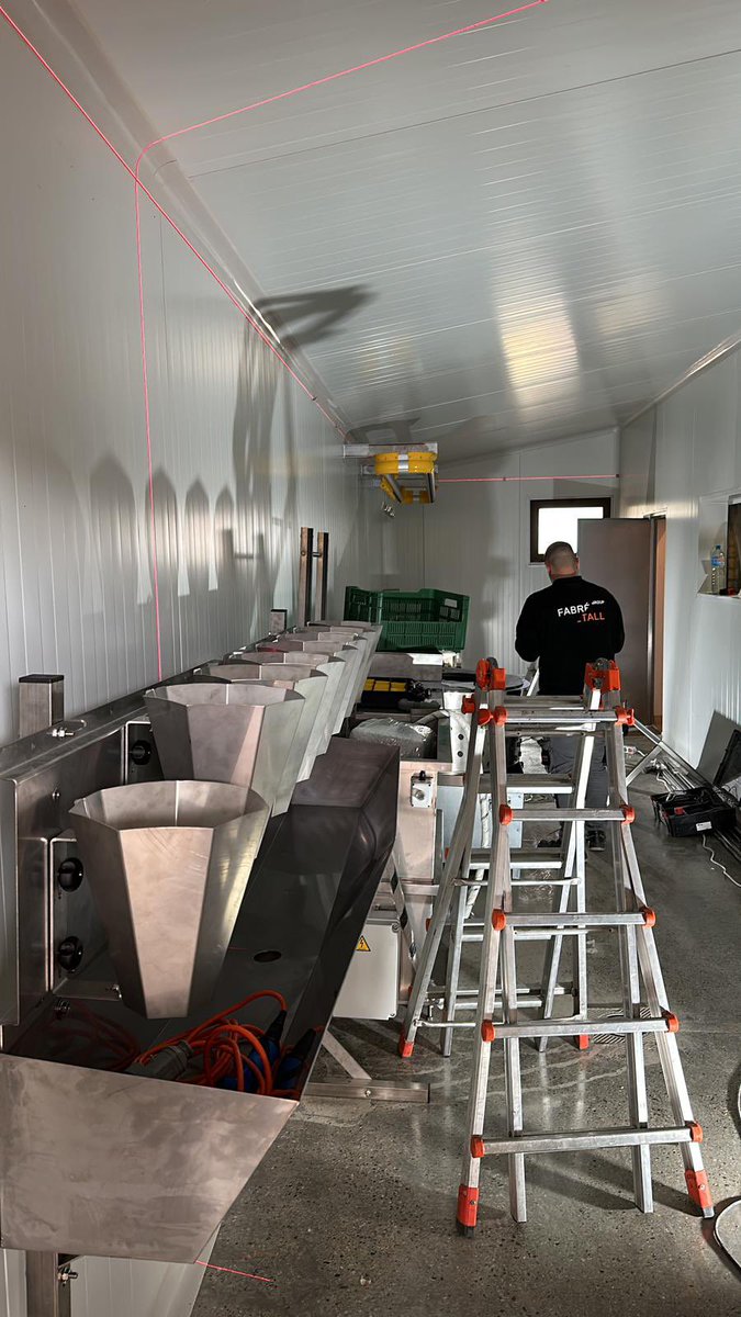 MobilSlaughter's tweet image. The assembly of another rural #slaughterhouse begins..!!! 😉😉👍👍 this time it's #chicken 🐓🐓🐓
Another farmer who is going to offer his products to the end customer. #proximity #rural #somosrurales #ganadero #pollocampero