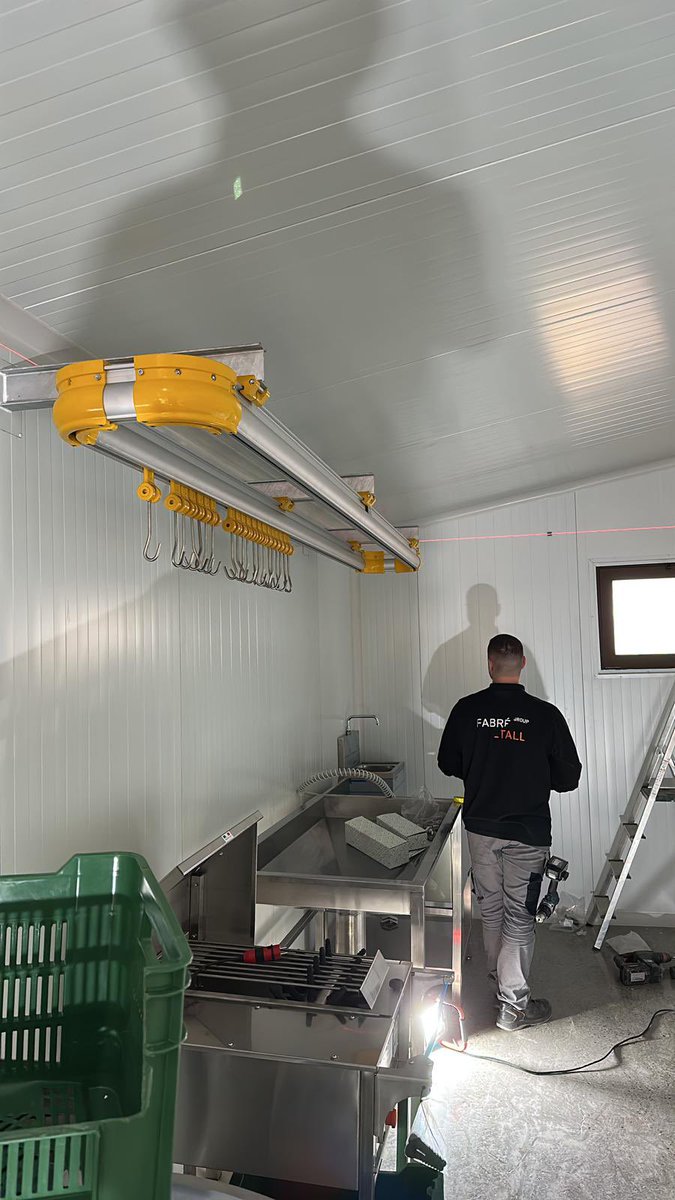 MobilSlaughter's tweet image. The assembly of another rural #slaughterhouse begins..!!! 😉😉👍👍 this time it's #chicken 🐓🐓🐓
Another farmer who is going to offer his products to the end customer. #proximity #rural #somosrurales #ganadero #pollocampero