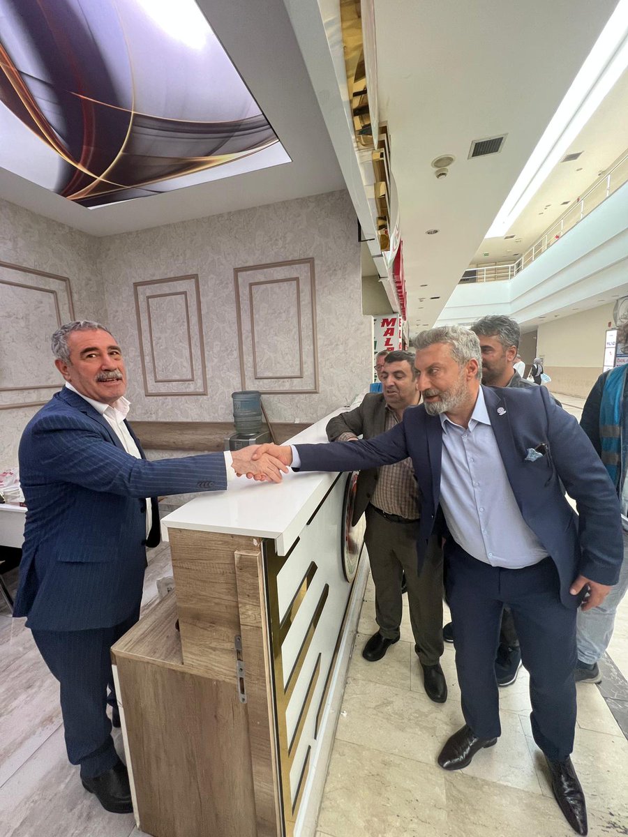 Değerli milletvekili adayımız <a href="/atillaecee/">Atilla Ece</a> Diyarbakır otobüs terminalindeki esnaflarımızi ziyarette bulundu. TEK YOL MEMLEKET diyerek çıktığımız bu yolda gidilmedik yer dokunmadik vatandaşımız kalmayacak. BİRLİKTE BAŞARACAĞIZ