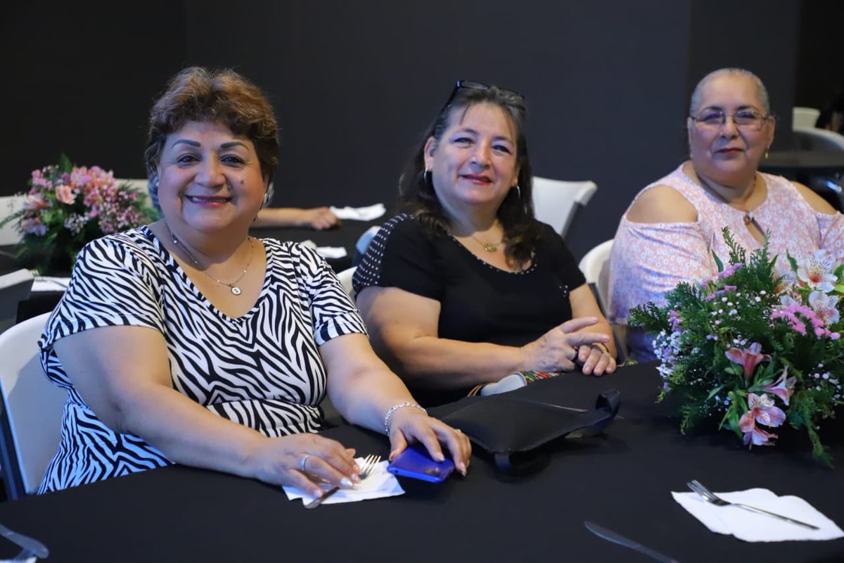 SanPedroNL's tweet photo. Así celebramos el #DíaDeLasMadres con juezas y presidentas de colonia en el Instituto de Formación y Perfeccionamiento Policial de San Pedro (#IFPP) 👮🏻♀️👩🏽💼👩🏼⚖️
¡En #SanPedro tenemos mujeres ejemplares al servicio de la comunidad!
#mayo #spgg #sanpedronl 🤝 https://t.co/w0BimnUHBj