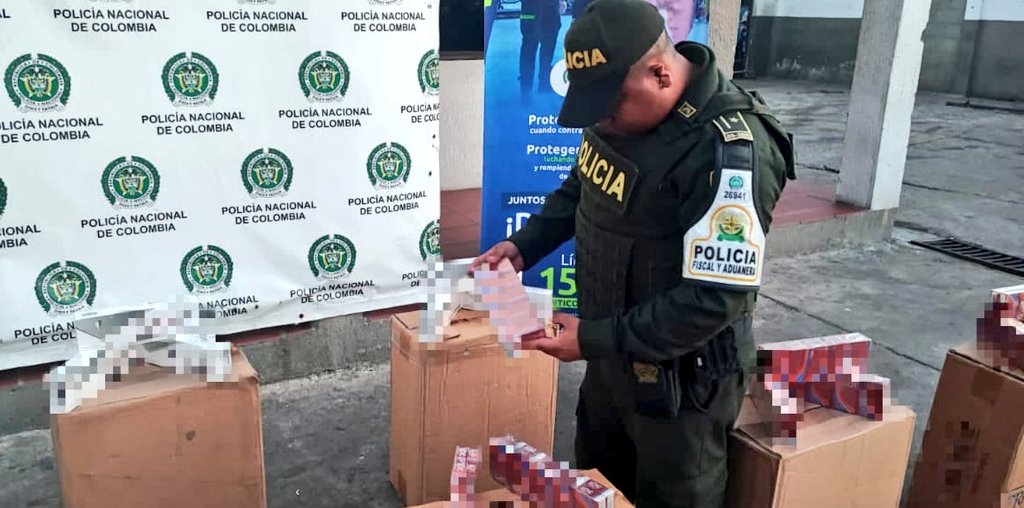 GuajiraPolicia's tweet photo. Mediante diligencia de registro y allanamiento en #Maicao, nuestra @PoliciaAduanera logró la aprehensión 20.000 cajetillas de cigarrillos de contrabando que eran almacenadas para su comercialización. Seguimos trabajando por la economía y el comercio legal #CIC2CL #DiosYPatria https://t.co/bwvnYD7ZyT