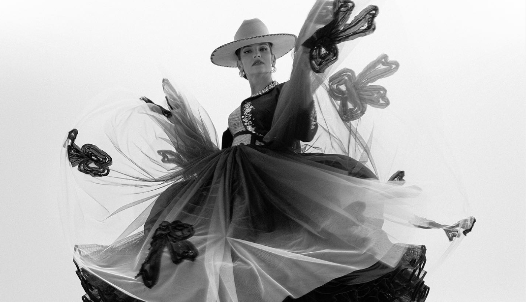 CiudadOlinka's tweet photo. 👗 #Designia: Benito Santos presenta colección inspirada en Los Altos de Jalisco 👉🏽 https://t.co/uxhsn497TX
El diseñador presenta "Alteñita", temporada otoño-invierno 2023, con el que rende homenaje a las escarmuzas.
📰: @kioscoinfo · #RedMacollo · Región Altos #Jalisco https://t.co/3mjY43uGxe