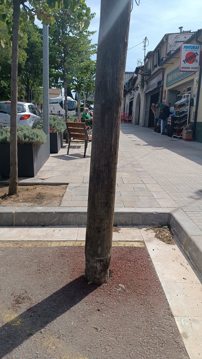 Després de més d'un any d'acabar les obres a #valldoreix, encara queden quatre pals per retirar, que estan a punt de caure.... Cal ser més #eficient. Al retirar-los quedarà una cicatriu. No seria millor soterrar primer, i reurbanitzar després?