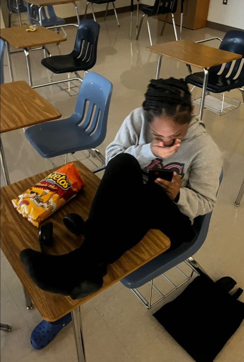 morganivoryy's tweet image. me on twitter while i’m supposed to be paying attention in class