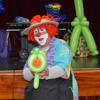 HawaiiTings's tweet photo. I remember going to a birthday party near Pearl Harbor and I fell outta the chair laughing my ass off

Chris Da Clown is a legend https://t.co/NfG2vFXozl