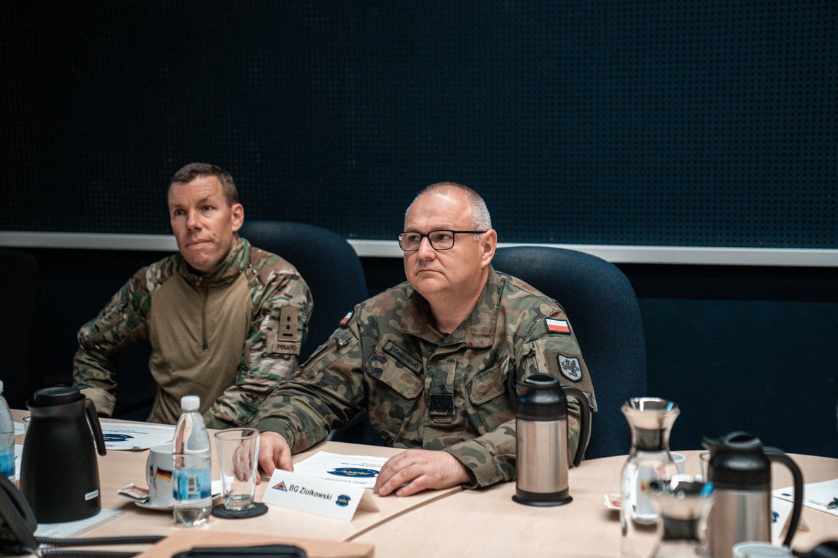 16Dywizja's tweet photo. Żołnierze #16DZ zaprezentowali oficerom #NATO strukturę i zadania dowództwa wielonarodowej dywizji. Następnie goście udali się na w rejon działań prowadzonych przez #istarbattalion, element rozpoznawczy przydzielony na czas ćwiczenia do #2ABCT.
#CombinedResolve #StrongerTogether https://t.co/9oxah6g34g