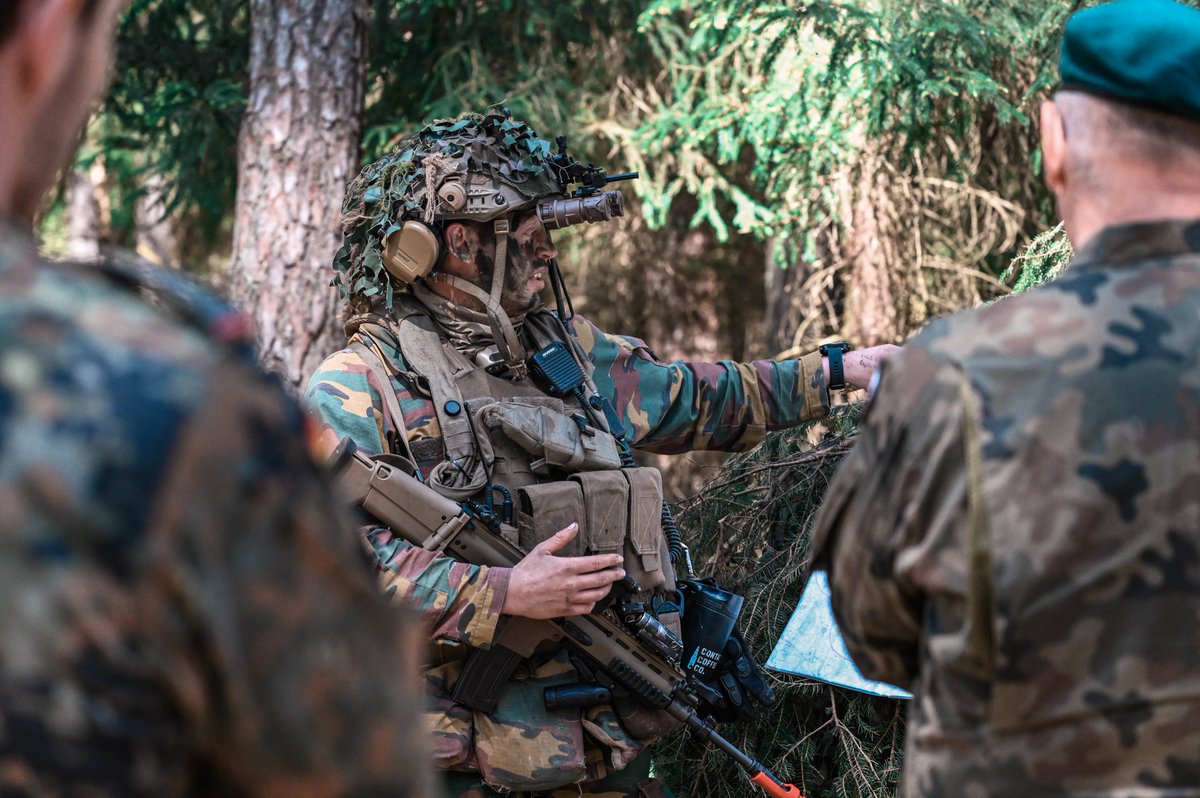 16Dywizja's tweet photo. Żołnierze #16DZ zaprezentowali oficerom #NATO strukturę i zadania dowództwa wielonarodowej dywizji. Następnie goście udali się na w rejon działań prowadzonych przez #istarbattalion, element rozpoznawczy przydzielony na czas ćwiczenia do #2ABCT.
#CombinedResolve #StrongerTogether https://t.co/9oxah6g34g