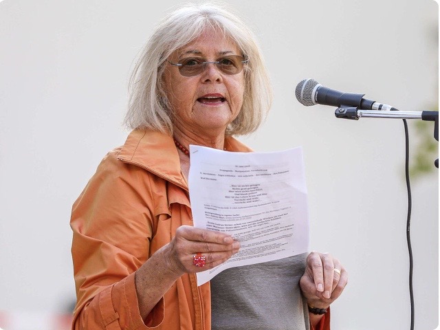 ÄRZTIN DR. MED GUDRUN STRÖER IST TOT

Am 03.08.22 verurteilte das Amtsgericht Garmisch-Partenkirchen nach einer 7-stündigen Verhandlung die in Bad Kohlgrub praktizierende Ärztin Dr. med Gudrun Ströer zu einer Freiheitsstrafe von 2 Jahren, 4.200 € Geldbuße und 2 Jahre