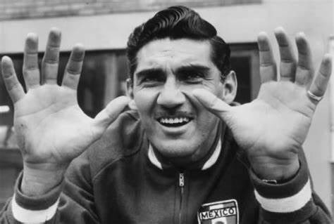 Familiares de Antonio Carbajal han confirmado el fallecimiento del primer Cinco Copas de México a la edad de 93 años. 

Recientemente, el exjugador y entrenador había recibido atención médica por problemas de presión.