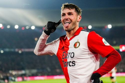 SSLazioArg1's tweet photo. El #Feyenoord rechazó una oferta de 15 mil euros que realizó la #SSLazio por Santiago Giménez. El equipo romano tiene mucho interés por el delantero que juega para la selección mexicana, por ahora no hay acuerdo entre los clubes.

#AvantiLazio #Laziali #CMonEagles https://t.co/NfKtlJR4NC