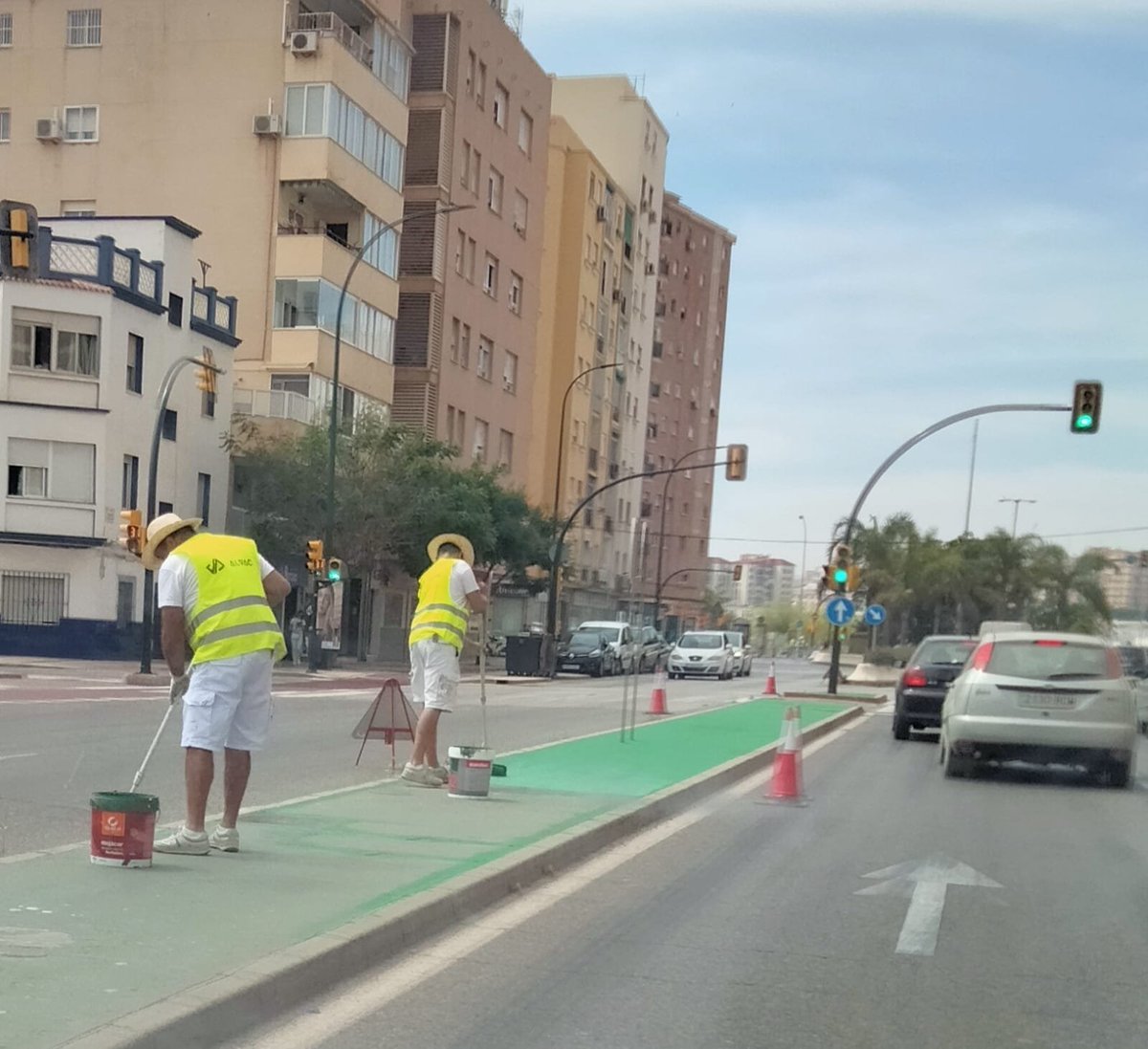 AngelR_eco's tweet photo. Nueva ocurrencia del gobierno de @pacodelatorrep para que se vean obras en campaña. Para que luego digan que @malaga no hace nada para aumentar las zonas verdes. Gracias, alcalde, por ponernoslo fácil a @MalagaConTodas. https://t.co/zvqoBpPvzm