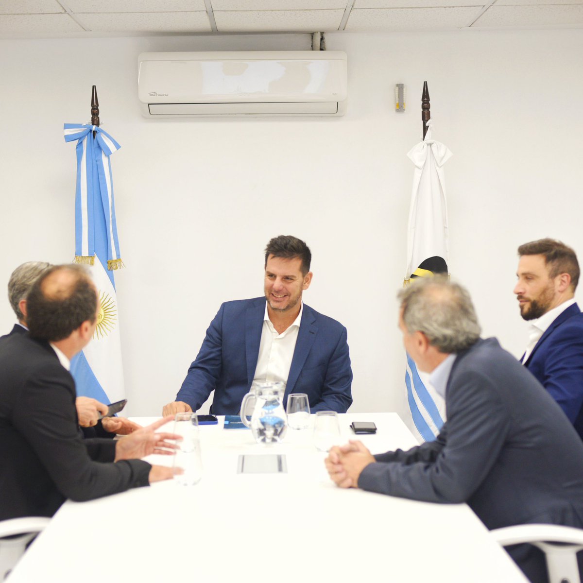 gonatanasof's tweet photo. Nos reunimos con Lorenzo Rossi y Michele Ganz, representantes de #Movyon, una empresa italiana que desarrolla sistemas para monitorear y gestionar la infraestructura vial.

Estos encuentros nos permiten seguir avanzando en la modernización de nuestras rutas y autopistas. 🇦🇷❤️ https://t.co/gFmfJLwABu