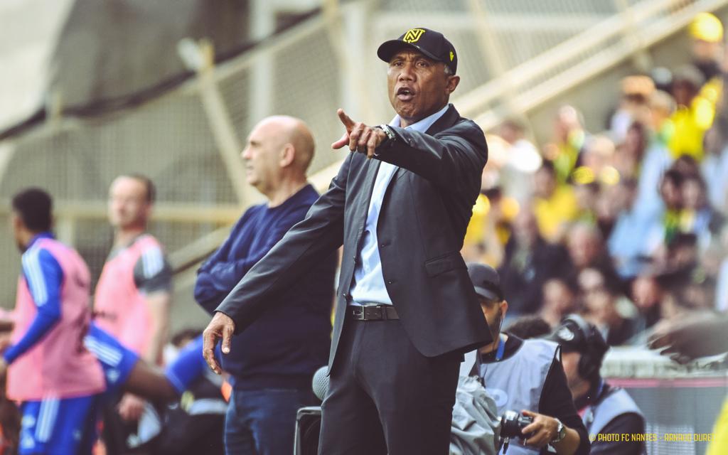 FcnantesFoot's tweet photo. Antoine Kombouare a salué une dernière fois les Nantais lors de l'entraînement du jour et leur a souhaité bonne chance pour le maintien 🟡🟢 !
📸 @Arnaud_Duret
( @RMCsport)
#FCNantes #MerciAK https://t.co/UA3GfOSfbj