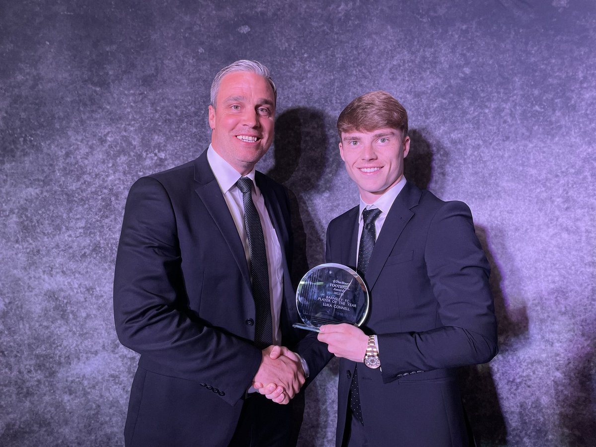 BarnsleyFC's tweet photo. 🤵‍♂️ Luca Connell is named the Barnsley Player of the Season at the #starfootyawards!

The gaffer was on hand to present the award this evening! 🏆 https://t.co/LKkoUOKY5f