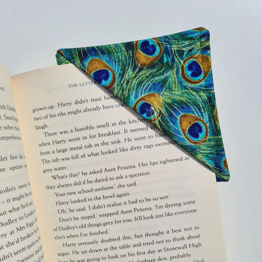 Peacock feather corner bookmarks are now back in stock on our website, Etsy &amp; Amazon 🦚😍
#bookmarks #bookmark #bookmarkslover #booksbooksbooks #book #books #bookish #booklover #peacocks #peacock #peacockfeather #peacockfeatherbookmark #peacockgifts #m… instagr.am/p/CsCLUT3L1_K/