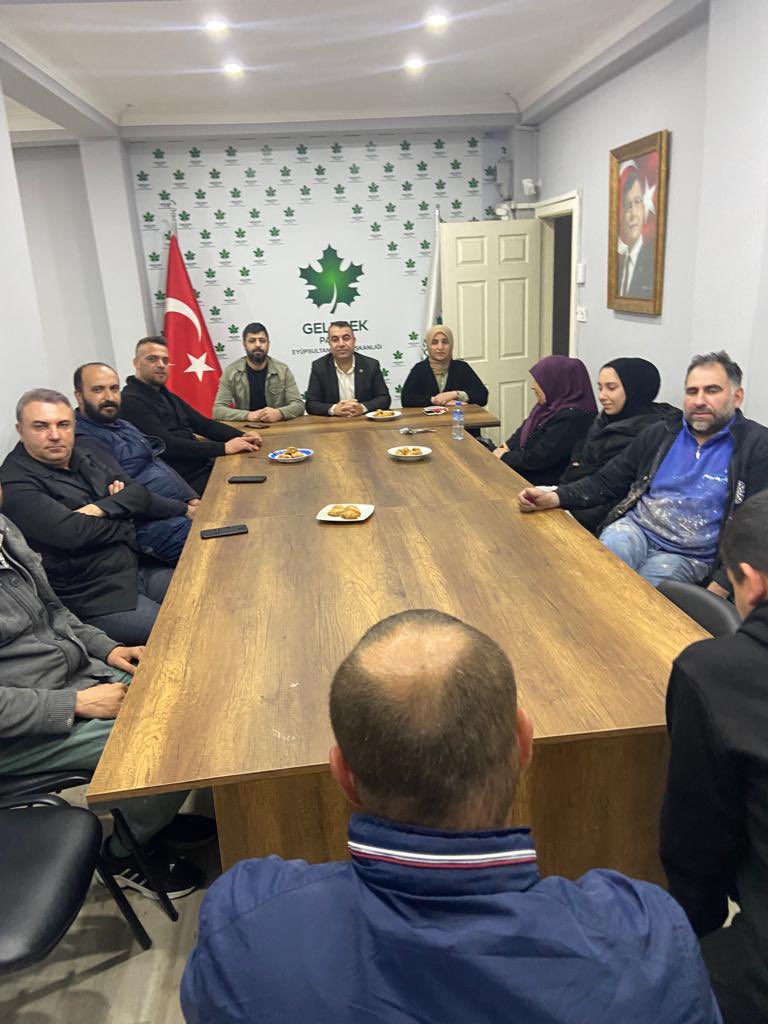 seyitahmetgunn's tweet photo. GELECEK Partisi EYÜPSULTAN ilçe başkanlığı olarak haftalık olağan toplantımızı gerçekleştirdik. Gündem ile ilgili bilgiler paylaşarak seçim ve sandık güvenliğiyle alakalı istişarelerde bulunup "HAYDİ TÜRKİYE SEÇİME HAZIRIZ" diyerek hareket baslattık. GÜN EYÜPSULTAN İÇİN GELECEK https://t.co/H2pBoISGmX