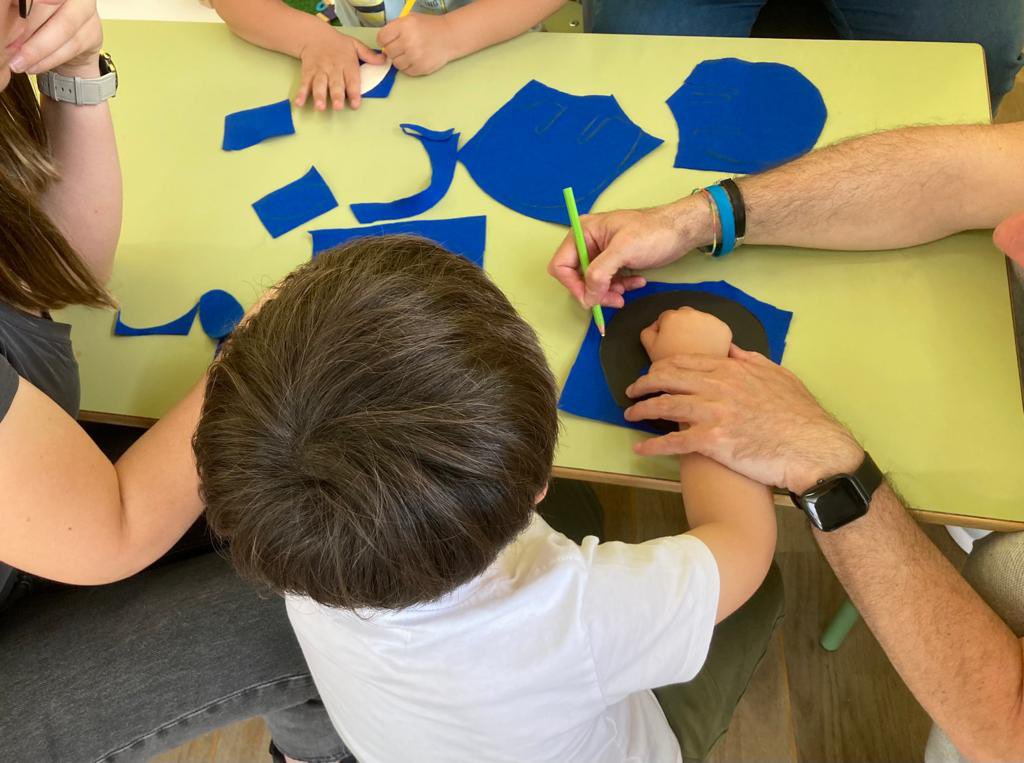 pepateca's tweet photo. Ao longo de dúas tardes Ana, avoa dun alumno do CRA de Culleredo, ensinounos a realizar un precioso boneco de feltro. Recortar, coser, crear… pero sobre todo compartir momentos coas familias! Grazas Ana! #bescolaresgalabertas #FamiliasnaBE #BibliotecaCreativa https://t.co/0K5ZxrvhtR