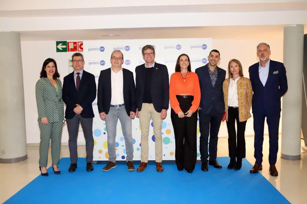 vitoriagasteiz's tweet photo. ✅ El Palacio Europa acoge una vez más la @pasarelagon #PasarelaGON 
🟢 Bertan izan da Gasteizko alkate @gorka__urtaran beste hainbat Udal ordezkarirekin batera
#Lookazos #modalocal https://t.co/U1aR3ruehg