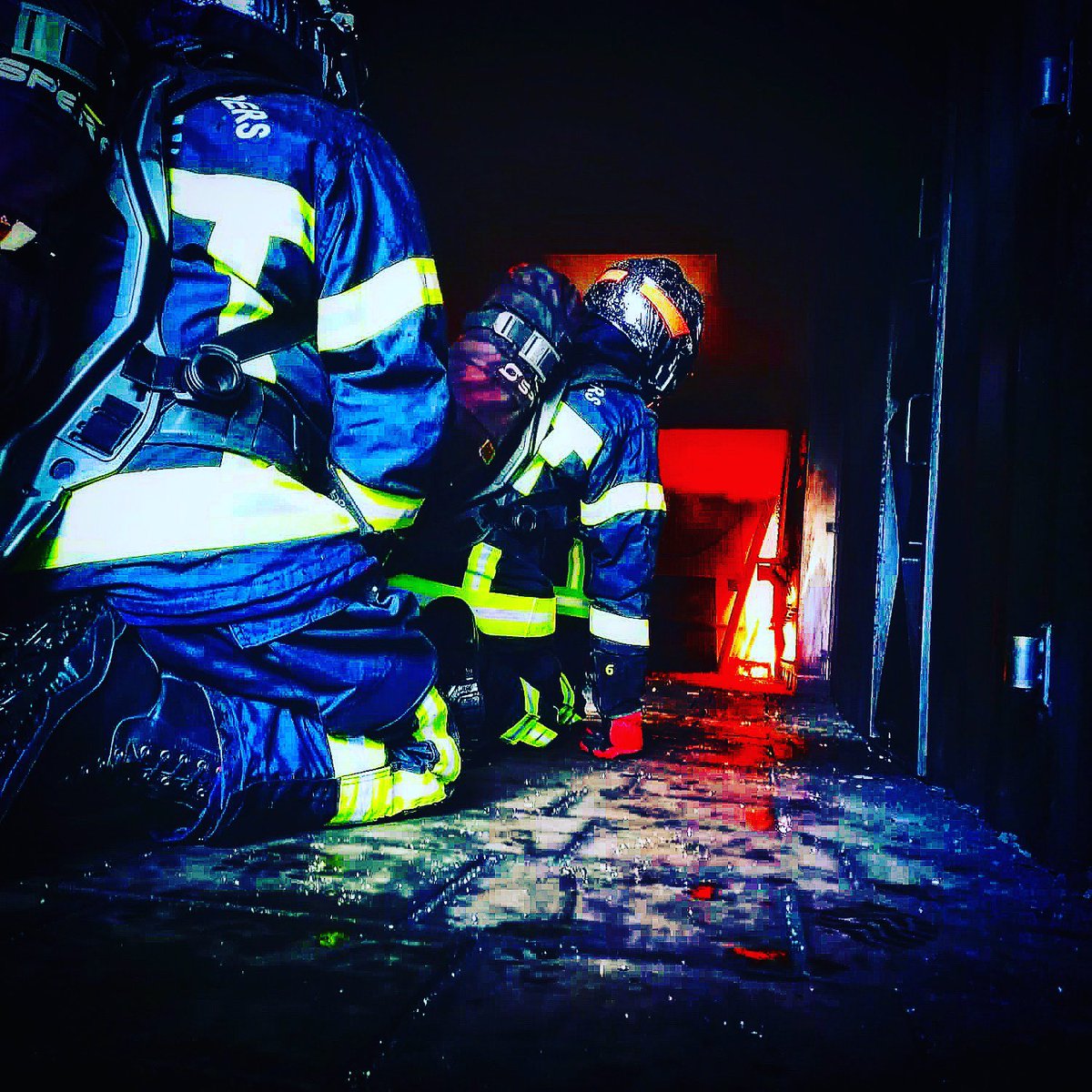 niconukem's tweet image. #bref j’ai fait le #caisson #flashOver aux côtés de @simonbabre @Prefet27 @LuziW27 @LehongrePascal et @ducourete74 🙏
Une journée peu ordinaire… mais tellement riches en expérience  #vismaviederescom #jaimemonjob #sapeurspompiers #communication @Groupe_CNPP