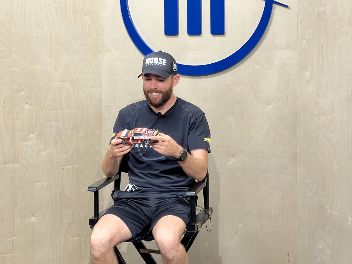 RossChastain's tweet photo. Today was a special day, @Lionel_Racing catered lunch for @TeamTrackhouse to celebrate the best selling diecast of 2022...

...the No. 1 @MooseFraternity @TeamChevy from the "Hail Melon" @MartinsvilleSwy!

Thank you to all the fans for making this possible! https://t.co/M0qzvTDiq0
