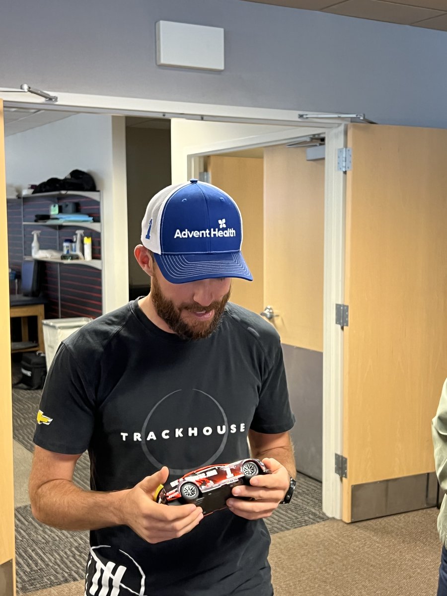 RossChastain's tweet photo. Today was a special day, @Lionel_Racing catered lunch for @TeamTrackhouse to celebrate the best selling diecast of 2022...

...the No. 1 @MooseFraternity @TeamChevy from the "Hail Melon" @MartinsvilleSwy!

Thank you to all the fans for making this possible! https://t.co/M0qzvTDiq0