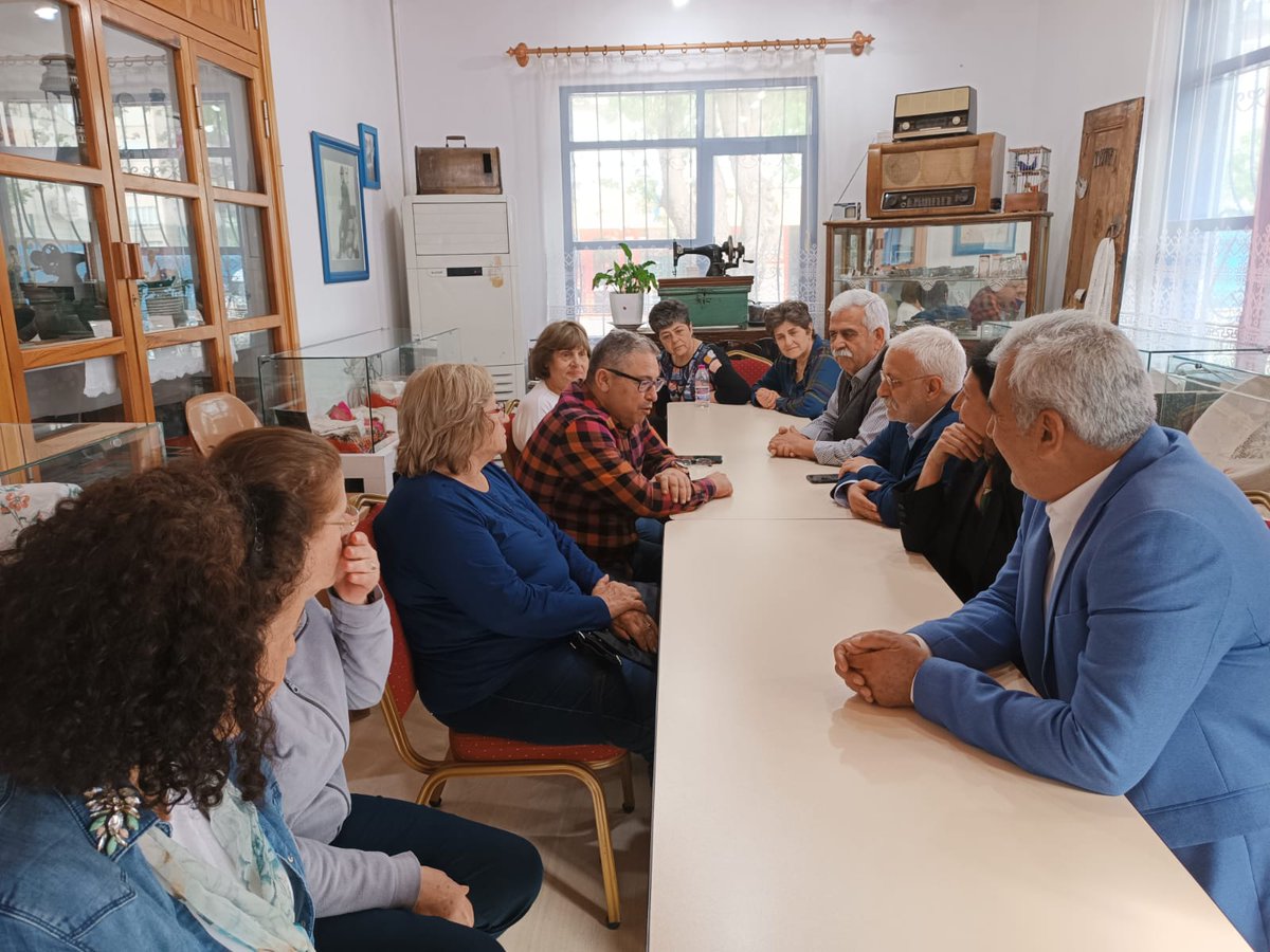 AntYesilSol's tweet photo. Antalya Giritliler Derneği HDP Grup Baskanvekili Saruhan OLUÇ, Yeşil Sol Parti Vekil Adayı Hülya Hasbay HDP Antalya İl Eş Başkanı Ahmet Kaya ve Parti Meclisi üyesi İhsan Nergizin katılımıyla ziyaret edildi. https://t.co/yZrHipZ8Hj