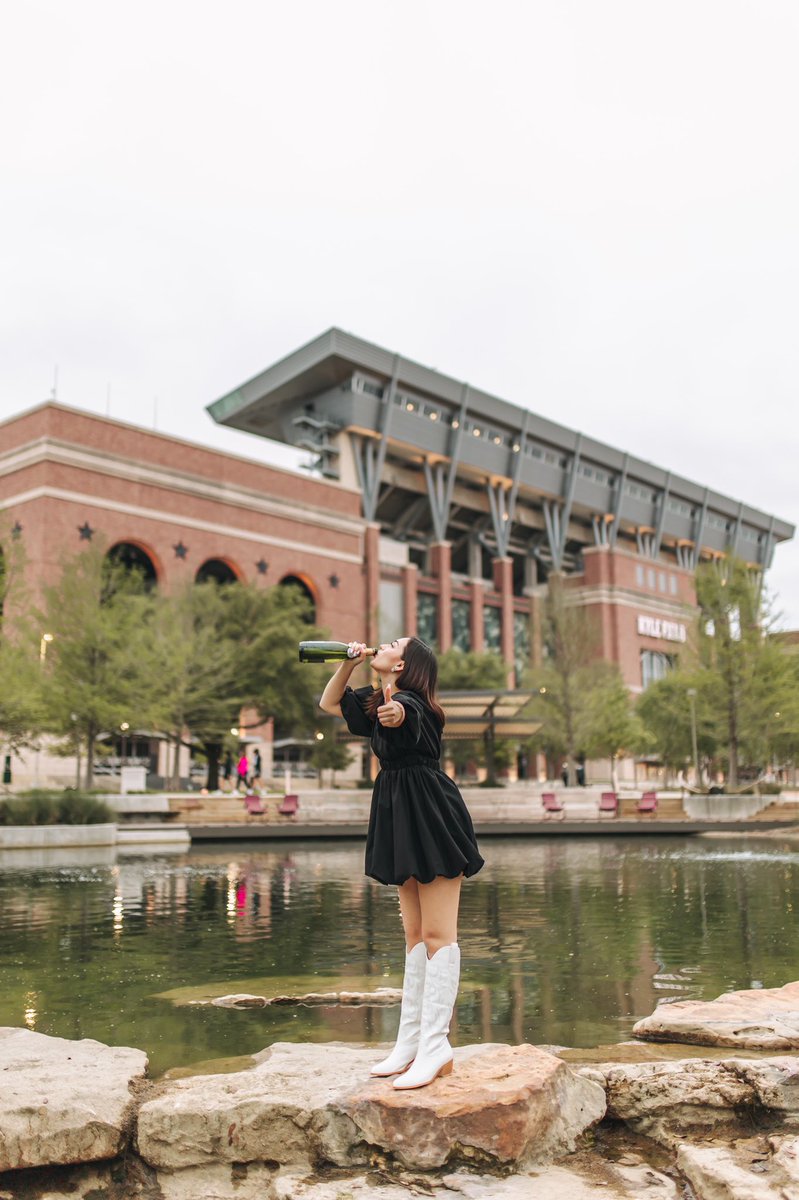 naomirdzzz's tweet photo. popping bottles for graduation🍾 https://t.co/ZsrUMkFEQo
