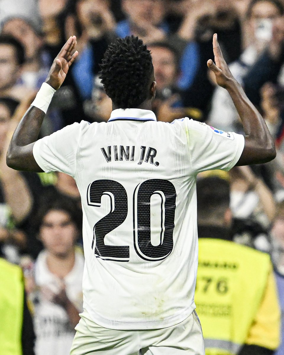 InvictosSomos's tweet photo. ¡¡QUÉ GOLAZAZAZO DE VINICIUS JÚNIOR!!! ¡¡REAL MADRID 1-0 CITY!! ¡¡ESPECTACULAR SALIDA DE MODRIC Y CAMAVINGA!! ¡¡DISPARO DE MEDIA DISTANCIA!! ¡¡EL CITY DOMINABA, PERO EL REY DE EUROPA LO ESTÁ GANANDO!! ¡¡LOCURA EN EL SANTIAGO BERNABÉU!! https://t.co/ITJSgJqsUM