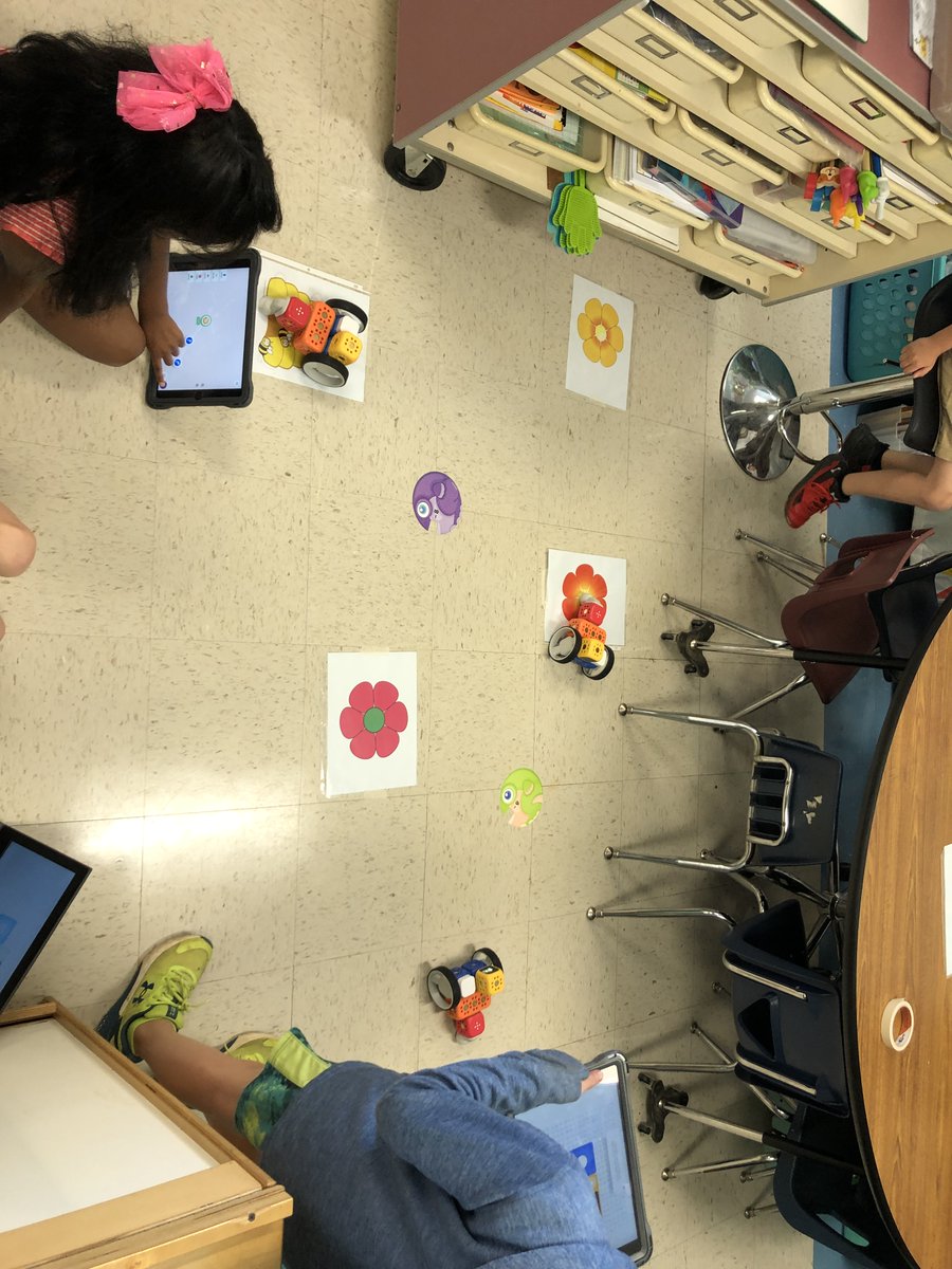 Seeing so many Robo Bees flying from flower to flower at Vienna Elementary School in <a href="/wsfcs/">WS/FC Schools</a>, NC was fun. Thank you, <a href="/marybud67/">Maria Glazener</a> and <a href="/SaraRhyne/">Sara Rhyne</a> for having us!

#coding #STEM