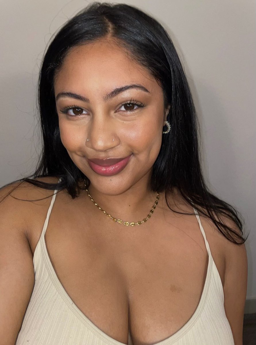 prettyneya's tweet photo. Guess I’ll show my face on here too 🥰 https://t.co/2fPXbGiq5Q