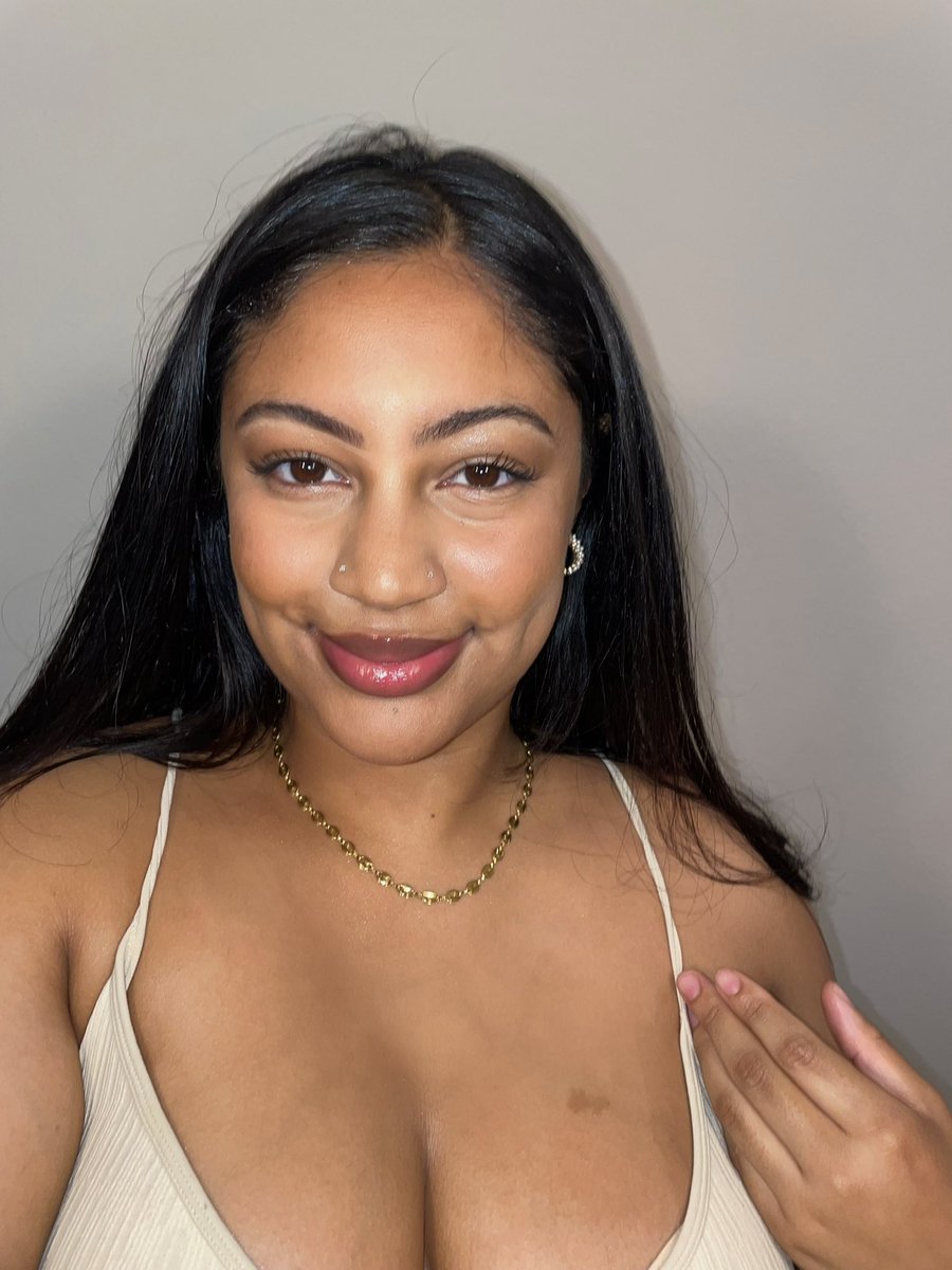prettyneya's tweet photo. Guess I’ll show my face on here too 🥰 https://t.co/2fPXbGiq5Q