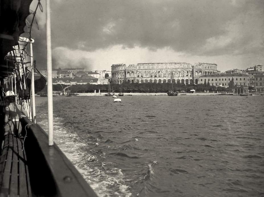 be_polite_ss's tweet photo. Our #Pula #Pola #Pulj
@_andrej45
In background crane from around 1900 and Molo Fiume... photo from ship where is to see Amphitheatre is from 1905.
Source : Livio Cuccurin and Klaus Riboni https://t.co/5EN8AiEcTF
