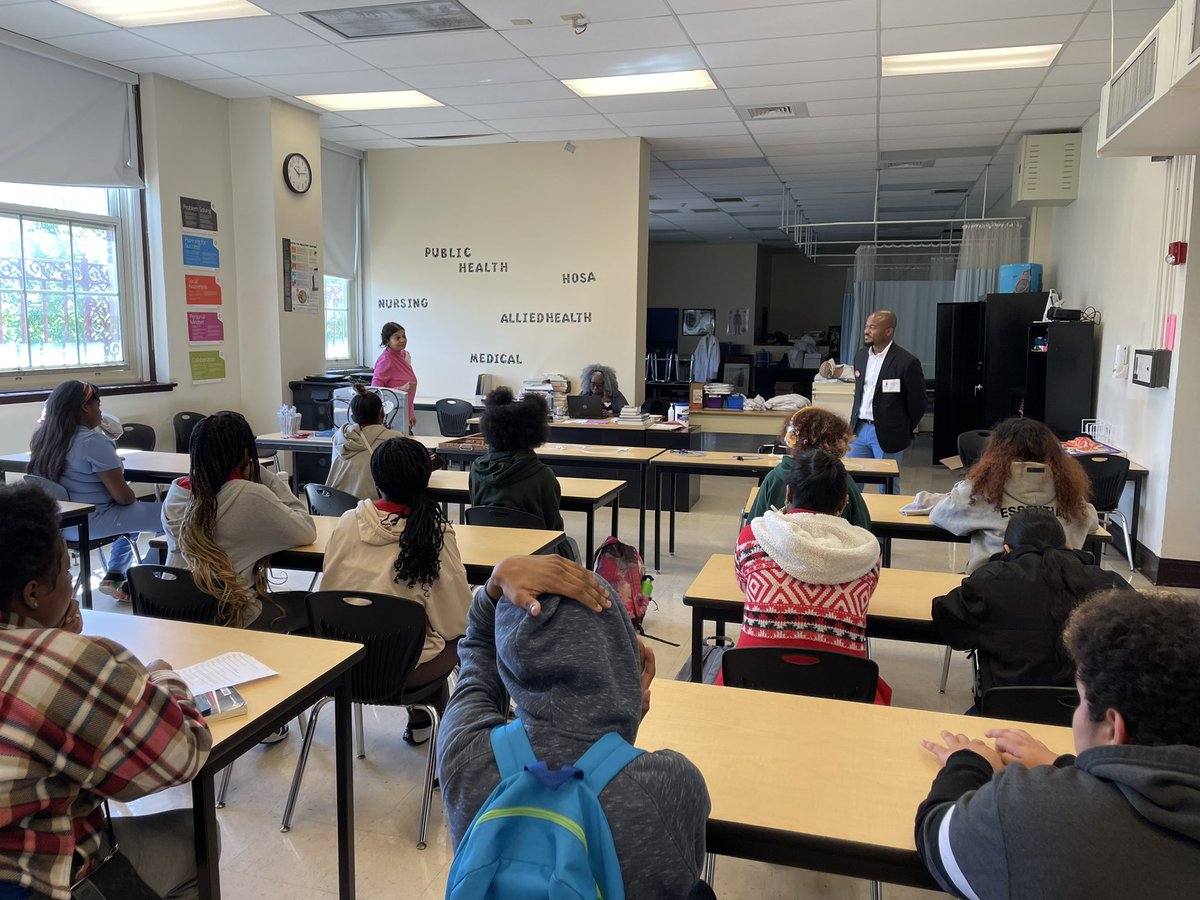 JChristieMD's tweet photo. What a remarkable morning expanding pathways at @CraneHighSchool in Chicago 💪🏾👏🏾👏🏾🚀@ASGEendoscopy with our Diversity and Inclusion Committee @KenObiMD @ImanBostonMD @EarlCampbellMD Shani Woolard, Victoria Gomez, Sandra El-Sachem. The future is bright!🔥🔥#diversityinGI https://t.co/KKseIoOO1z