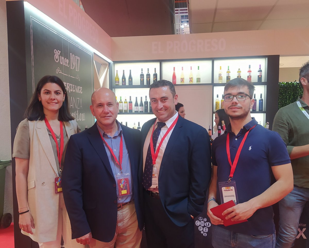 VXcontigo's tweet photo. 🍷 Fue un día intenso hoy en esta 12a edición de @Fenavin_Oficial , en el que recibimos varias visitas de amig@s, y atendimos a compradores nacionales e internacionales y medios de comunicación 🫶
#OjosDelGuadiana #ViñaXétar
#disfrutadelavida #Vidasol #tambiénSinAlcohol https://t.co/qlv75mx08G