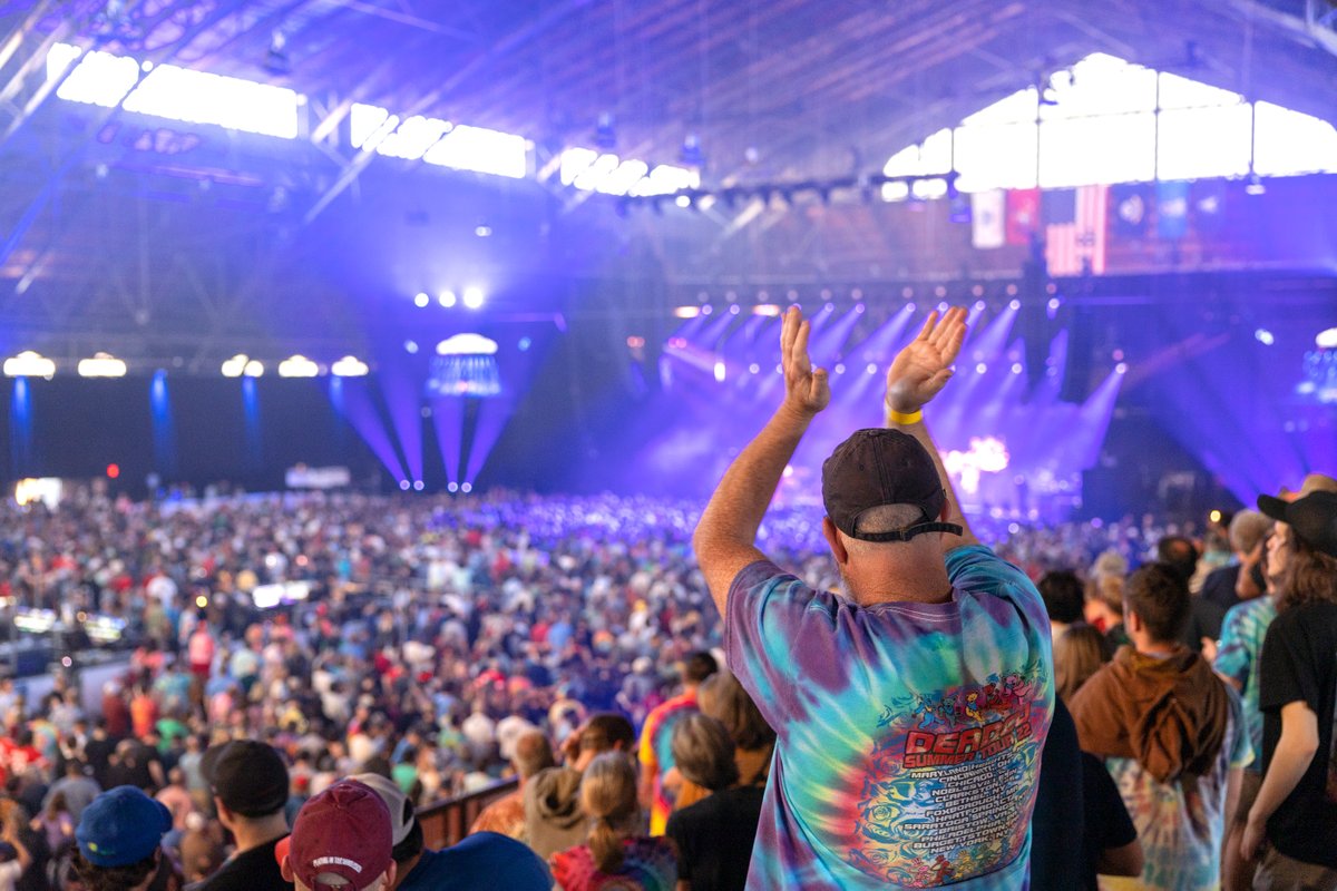 Cornell's tweet photo. Last night’s @DeadAndCompany benefit concert at Barton Hall brought together multiple generations of Cornellians celebrating the return of @GratefulDead members to the venue of one of their most iconic shows. 

Read more 🎸🎶⬇️ https://t.co/wd3FcNnD8z https://t.co/f9Rg3uLqg6