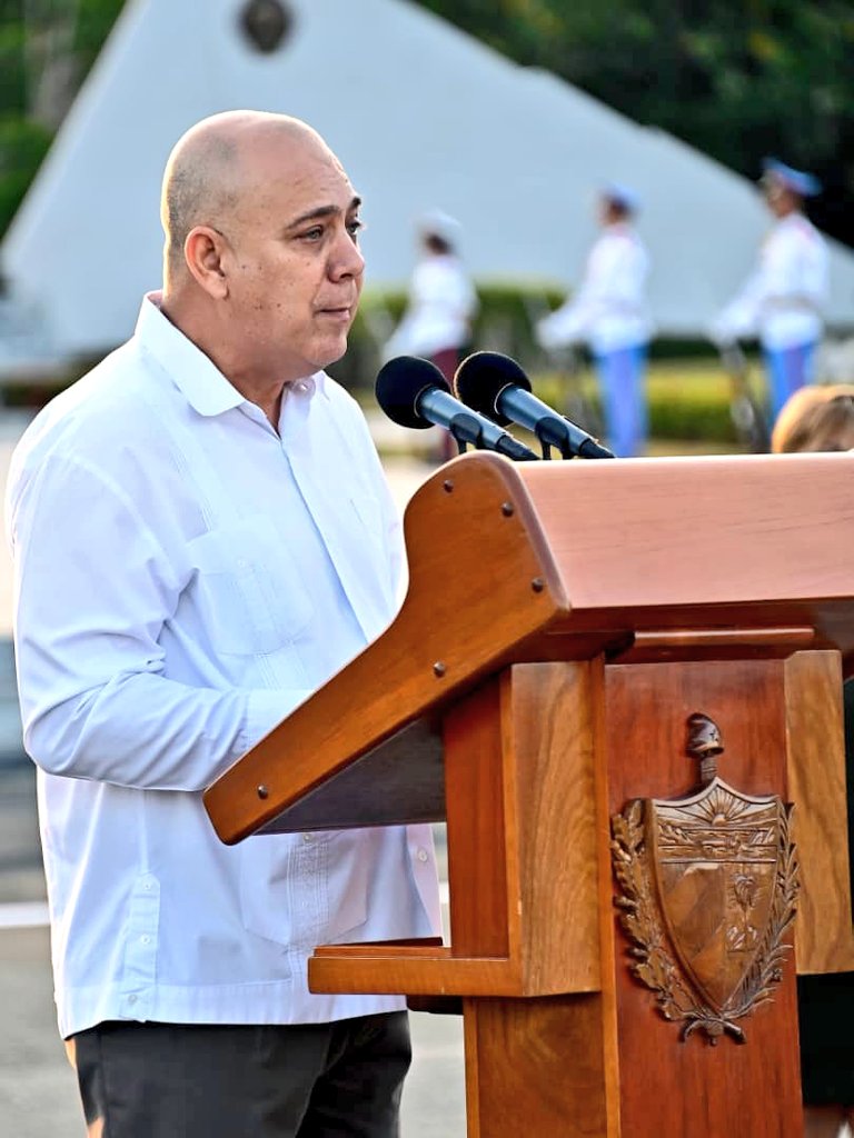 DiazCanelB's tweet photo. En el 78º aniversario del Día de la Victoria, nuestra admiración y homenaje desde el Monumento al Soldado Desconocido a los caídos en tan heroica gesta contra el fascismo.

Felicitaciones al hermano pueblo y gobierno rusos. https://t.co/h4w7LSZK3x