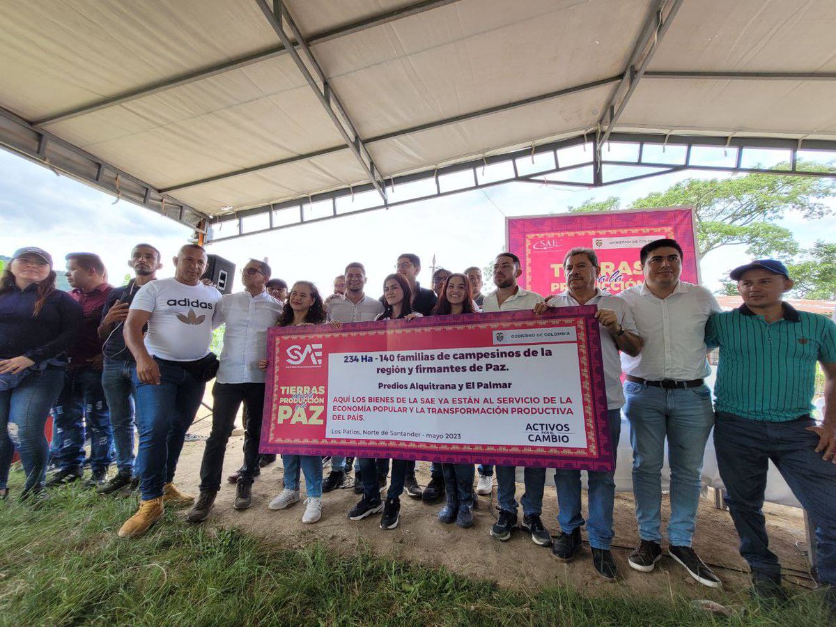 ARNColombia's tweet image. TIERRA PARA EL QUE LA TRABAJA✊🏼Nuestra Dir @AlejamillerR junto a @DanielRMed de SAE, entregaron 234 hectáreas de tierra fértil a familias de #FirmantesDePaz! Los terrenos fueron entregados bajo la figura de arrendamiento social y tendrán un periodo de gracia los primeros 12 meses