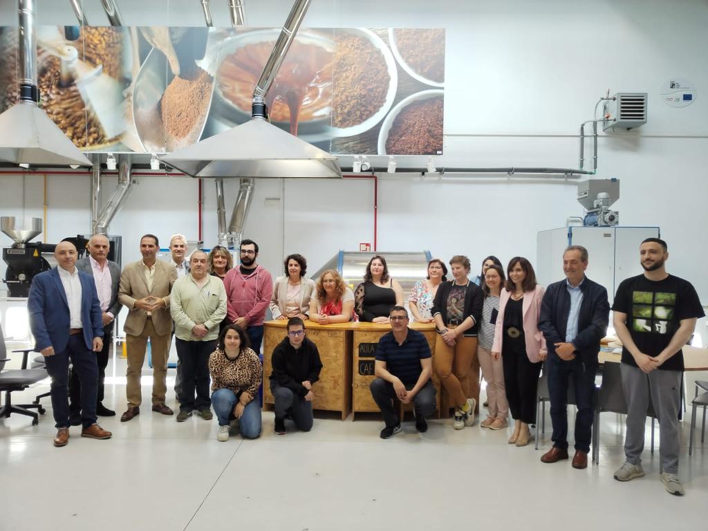 PalenciaAyto's tweet photo. El @PalenciaAyto entrega los Diplomas 📜 a los alumnos del Curso de Café  ☕ en la clausura del mismo celebrada hoy en el Centro EFIDES.

#formacion #EFIDES #Palencia https://t.co/bBaivk0hYg