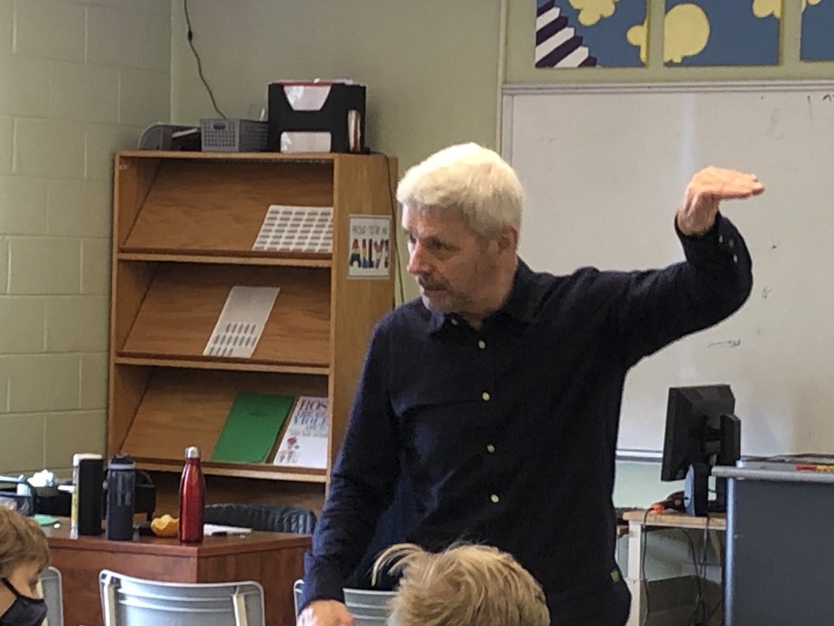 smoody18's tweet photo. So educational &amp; entertaining for ALL of our ⁦@learysbrook⁩ Core French students to listen to storyteller Paul Rowe! He even incorporated an 🦅 in the story! 🦅🇫🇷⁦@omatchim⁩ ⁦@SonyaCollett2⁩ https://t.co/DpEGyRTWH5