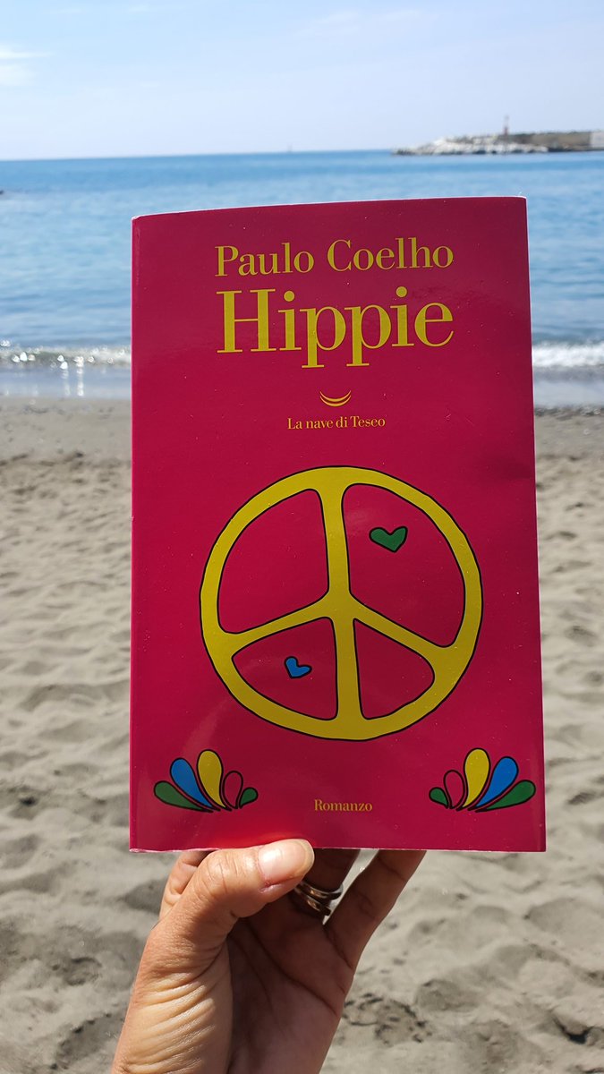 #mehacíafalta la #lectura , así #dejoaunlado #almenosporunrato #elcelular . #hippie #libro de #paulocoelho 
.
.
.
.
#paulocohelo #buenlibro #buenalectura #buenalectura📖 #leyendounlibro #leyendo #lecturaplayera #hobbie #myhobbies❤️ #myhobbie #myhobbies #simbolodelapaz #paz