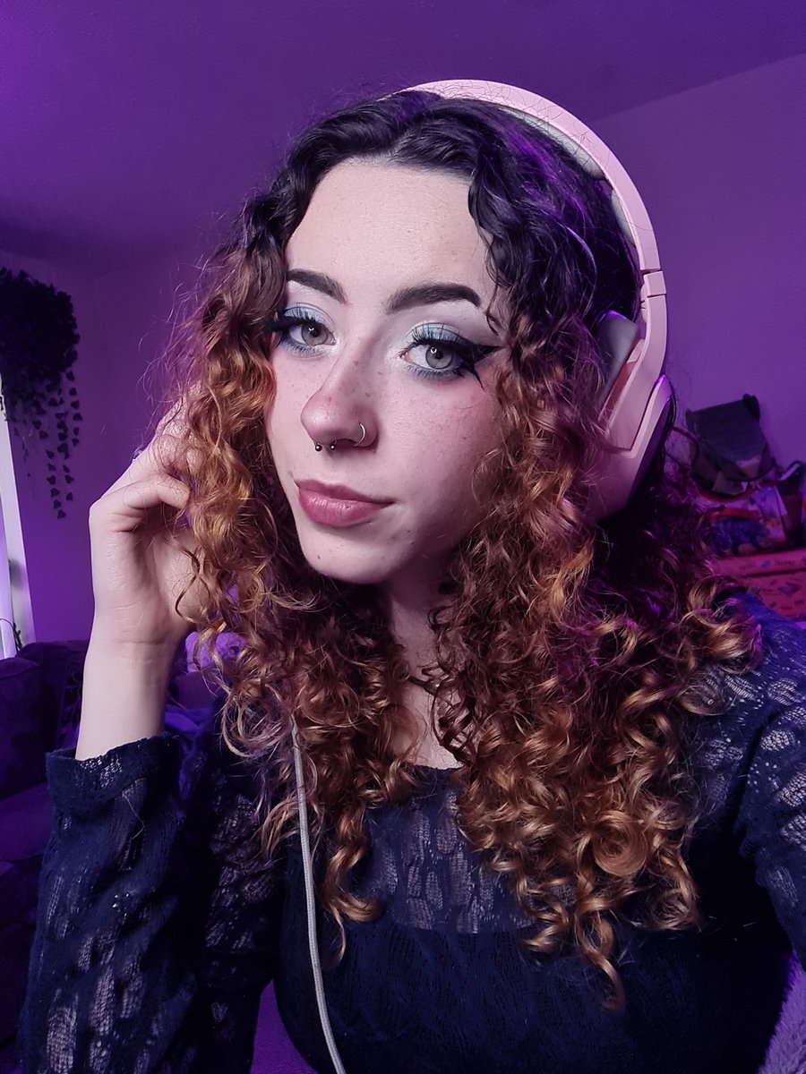 Beewitched_x's tweet photo. Awfully playing league, come join https://t.co/tDazDmzVN9 https://t.co/jlWkwFq75R