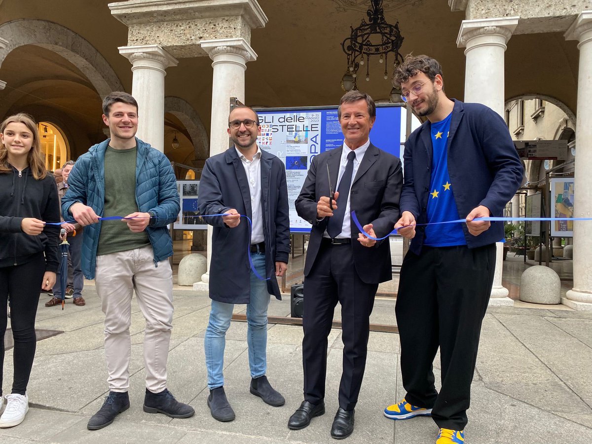 Così omaggiamo l’#Europa: con una bellissima mostra organizzata da <a href="/InNovaBergamo/">InNova Bergamo</a> e GFE Bergamo nel quadriportico del Sentierone. Figli delle Stelle, di Lorenzo Epis, va vista e vissuta perché essere italiani è bello, ma esserlo da europei lo è ancora di più!
