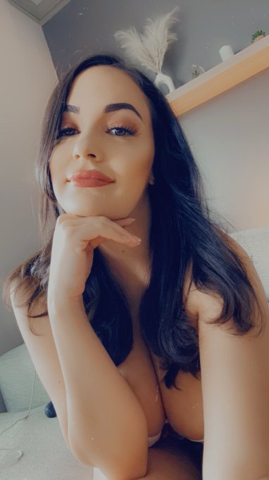 I&rsquo;ll be on twitch in about a hour 💗 https://t.co/0CERd7LKYN