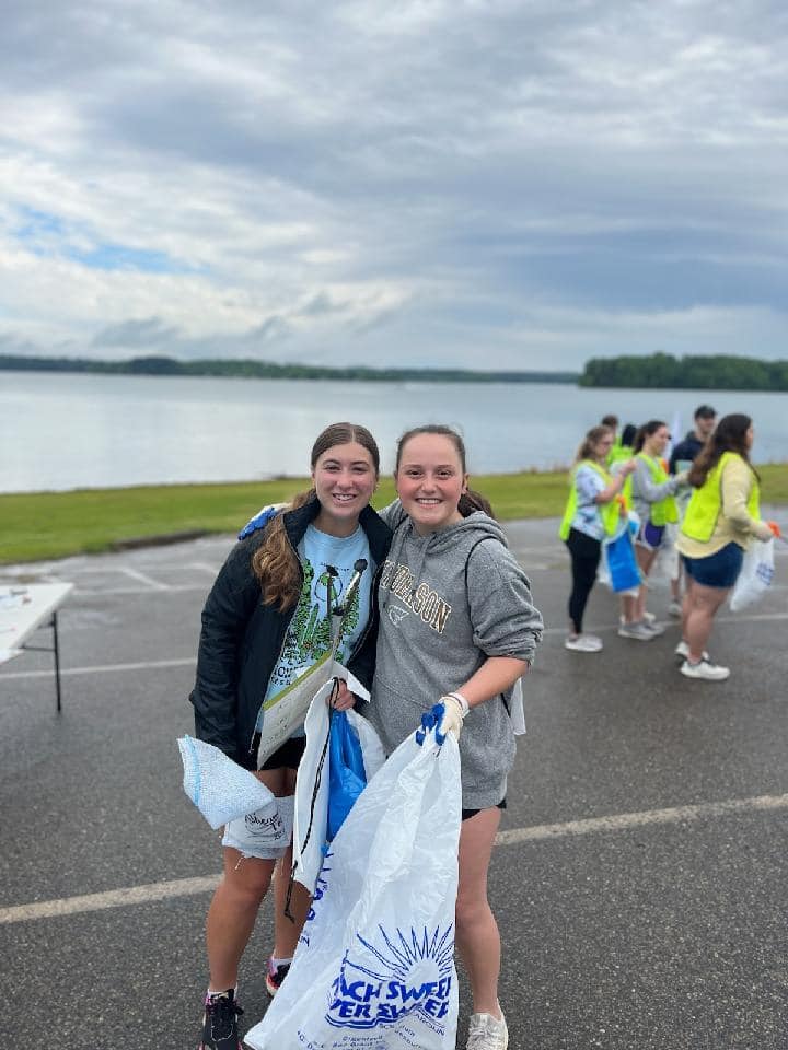 ARJWater's tweet photo. Numbers are in from the Splash Away the Trash event put on by Lake Hartwell Partners for Clean Water on #EarthDay:
280 participants
10,162 lb of trash
21.5 miles of shoreline
19 dock floats
Massive win for the lake and our drinking water quality! #SourceWaterProtectors https://t.co/hjEwHedqik