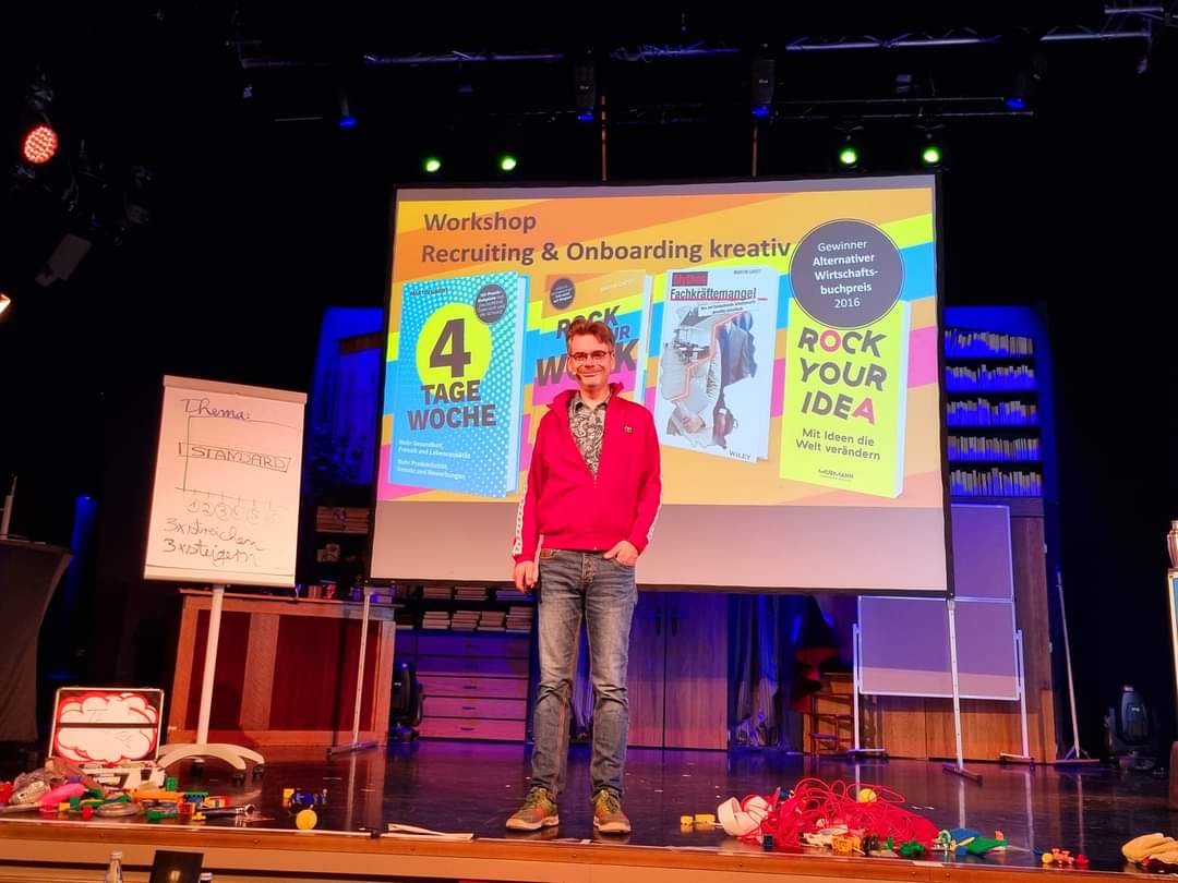 MartinGaedt's tweet photo. Rocking Recruiting mit @aubiplus 
Ein Theater voller motivierter Menschen https://t.co/fFWfLOnCnf
