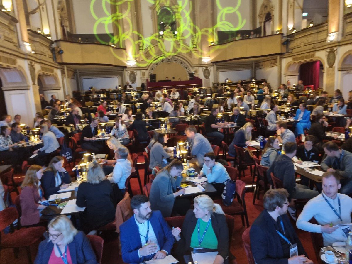MartinGaedt's tweet photo. Rocking Recruiting mit @aubiplus 
Ein Theater voller motivierter Menschen https://t.co/fFWfLOnCnf