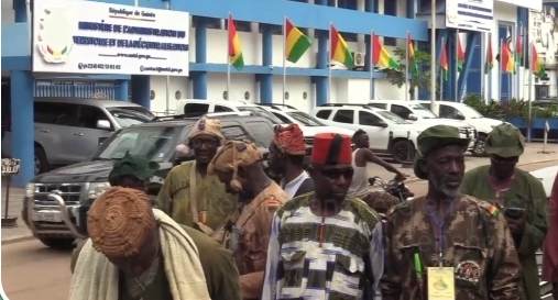 FodBALDE2's tweet photo. #Guinée | Après une demande de renouvellement d’agrément adressée au #MATD et déposée le 02 mars 2023, les #donzos se sont donnés rendez-vous ds la matinée de ce lundi 8 mai à #Kaloum, pour réclamer ce qu’ils appellent leur droit au ministre Mory CONDÉ, ce après 3 mois d’attente. https://t.co/wew2tPEnc7