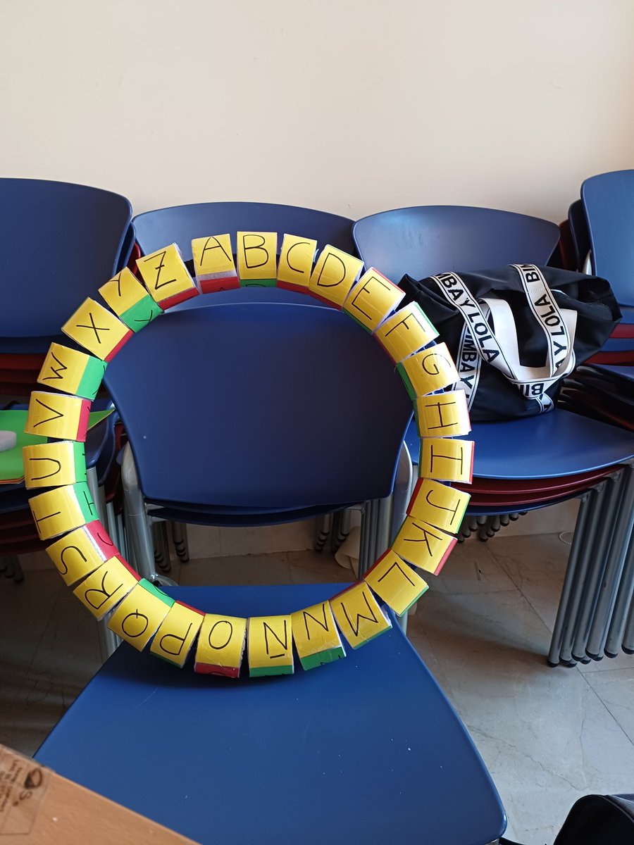 Paolausal's tweet photo. El grupo 4 creando los últimos recursos para la visita de los escolares que tenemos la semana que viene.
#RecursosCCSS #Primaria3EUMZA #DCSUVA https://t.co/AFwJ9fXZ5S